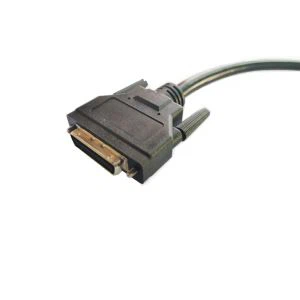 É possível usar um cabo SCSI de 36 pinos em um sistema Linux?